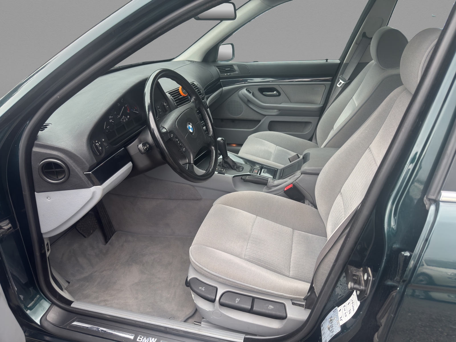 BMW 528i-image-6