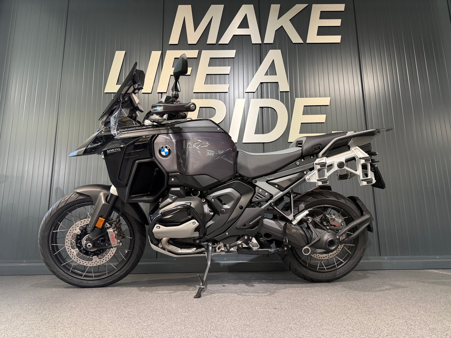 BMW R 1300 GS Adventure-image-2