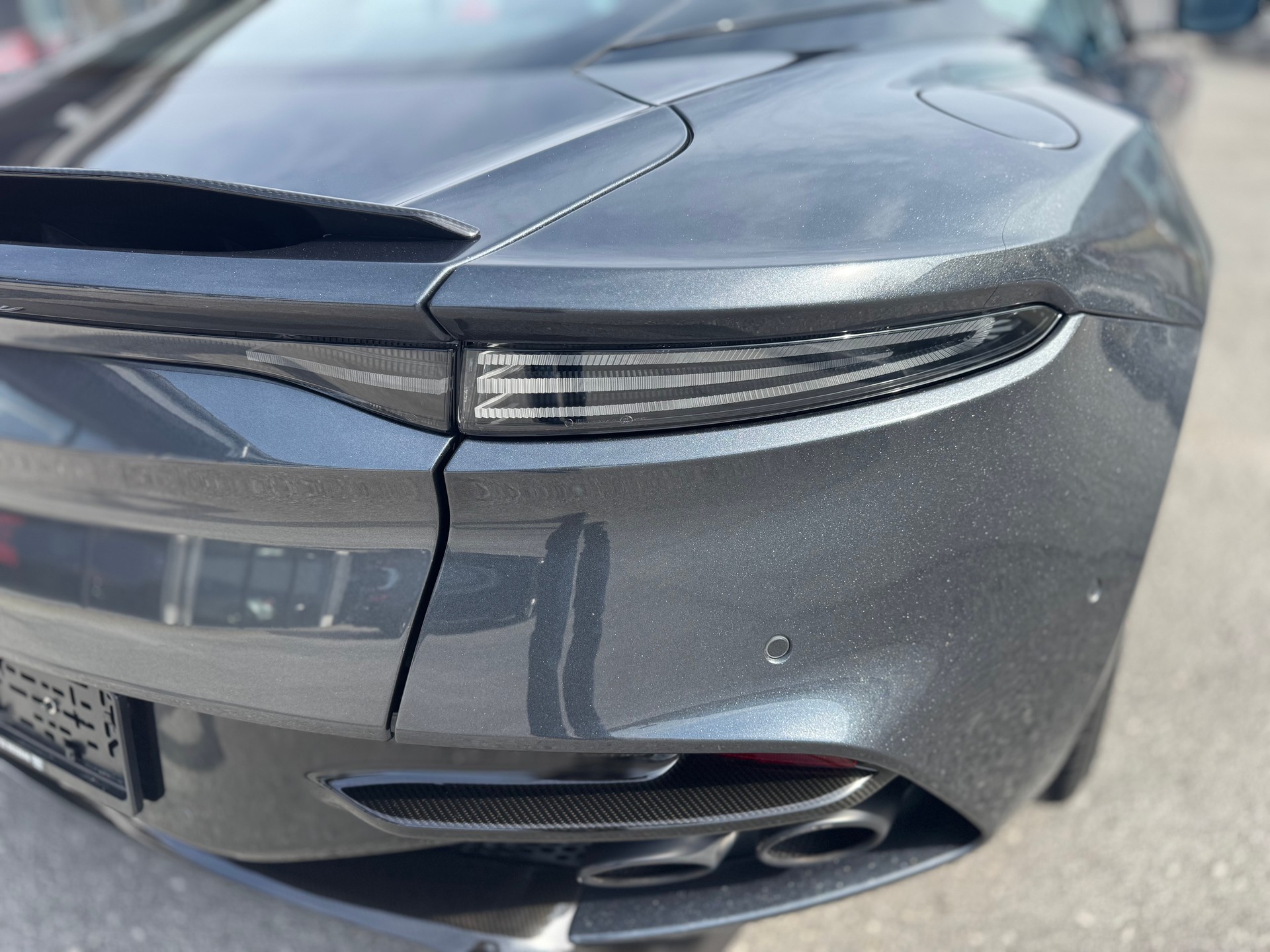ASTON MARTIN DBS Coupé Superleggera-image-5
