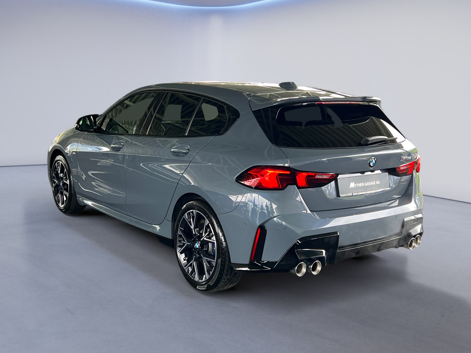 BMW M135i xDrive-showroom-element-2