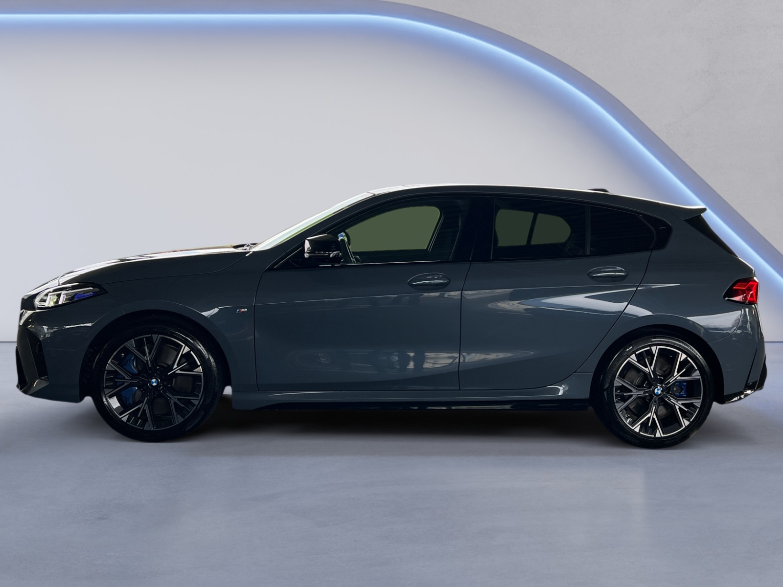 BMW M135i xDrive-showroom-element-1