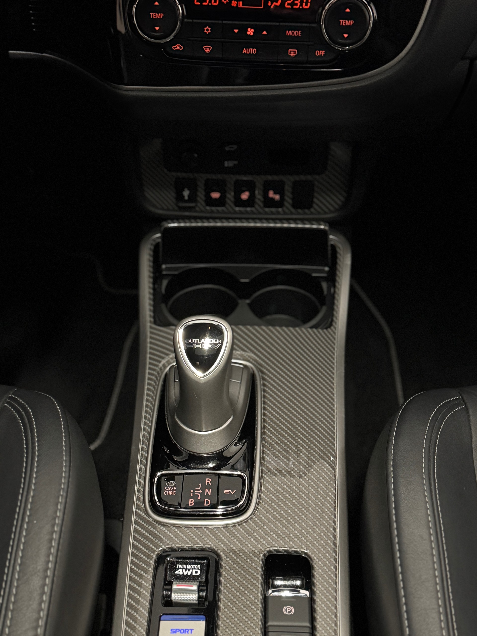 MITSUBISHI Outlander 2.4 PHEV Diamond 4WD Automatic-image-12