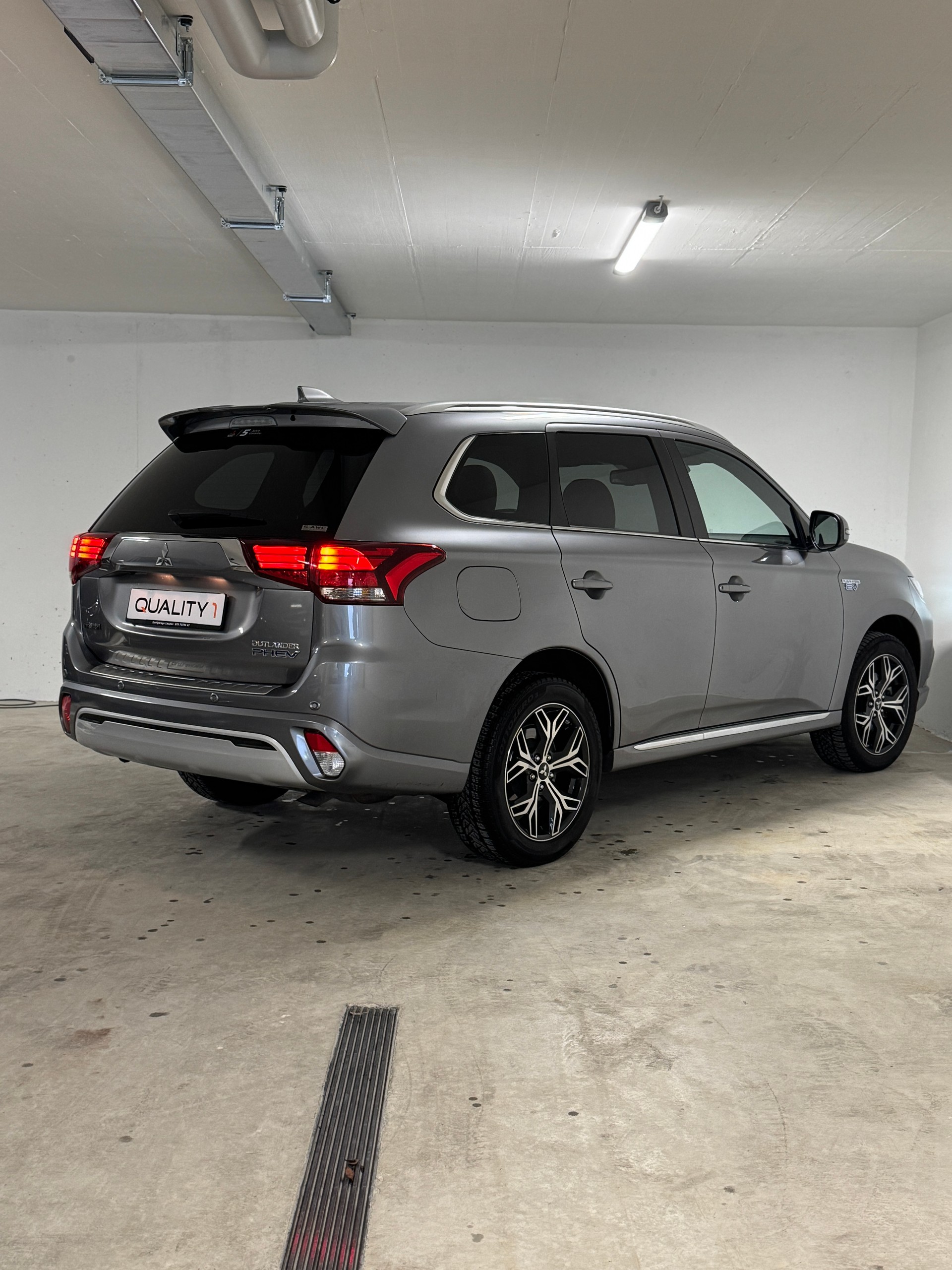 MITSUBISHI Outlander 2.4 PHEV Diamond 4WD Automatic-image-3