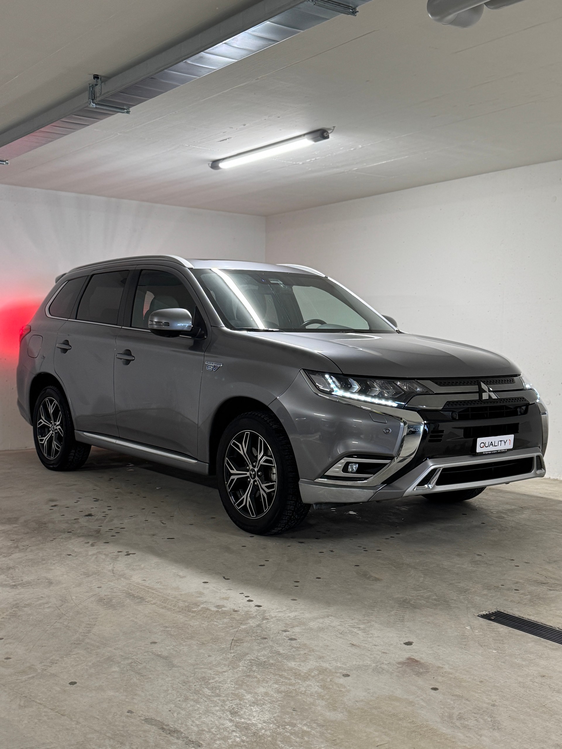 MITSUBISHI Outlander 2.4 PHEV Diamond 4WD Automatic-image-2