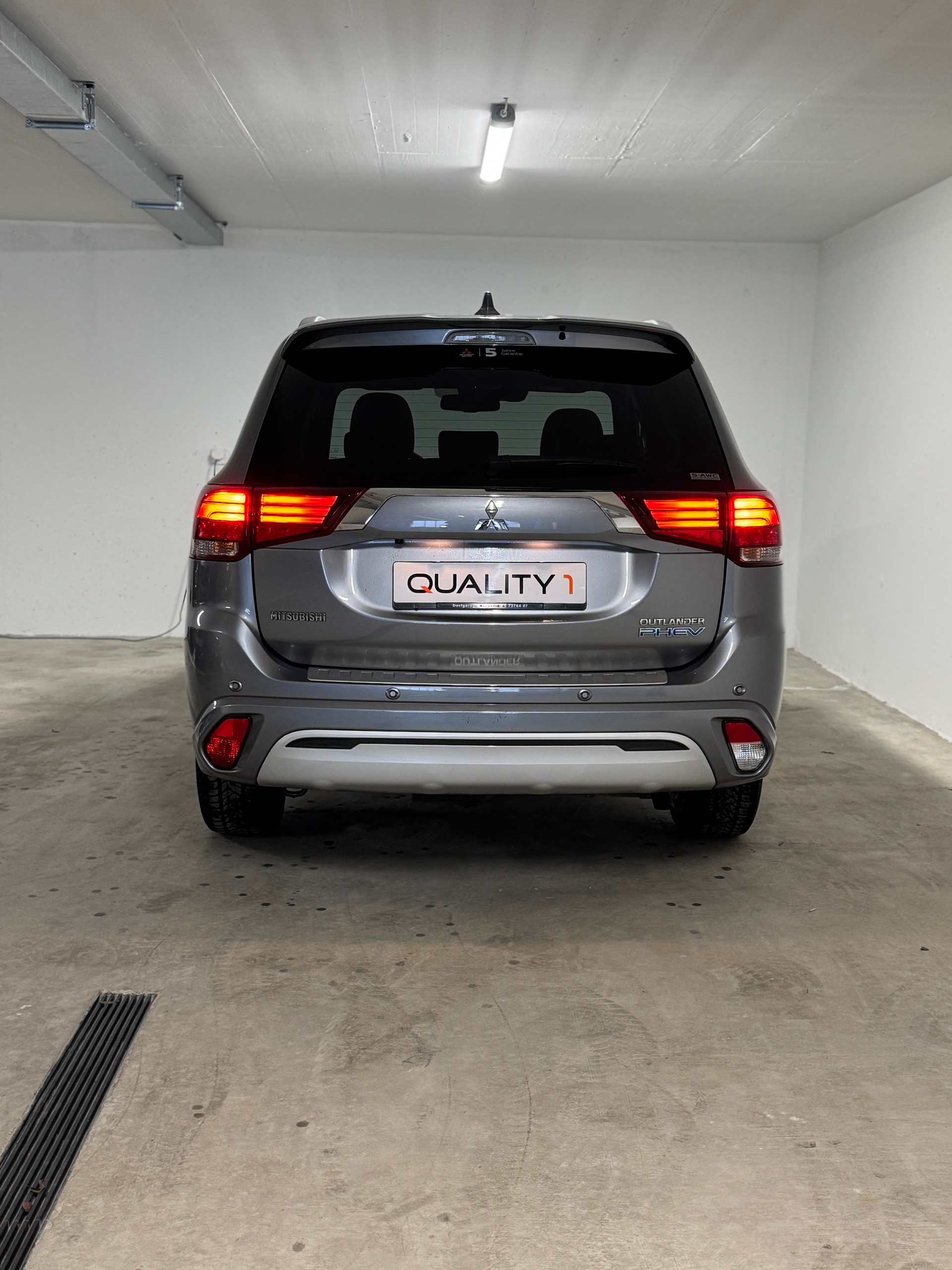 MITSUBISHI Outlander 2.4 PHEV Diamond 4WD Automatic-image-4