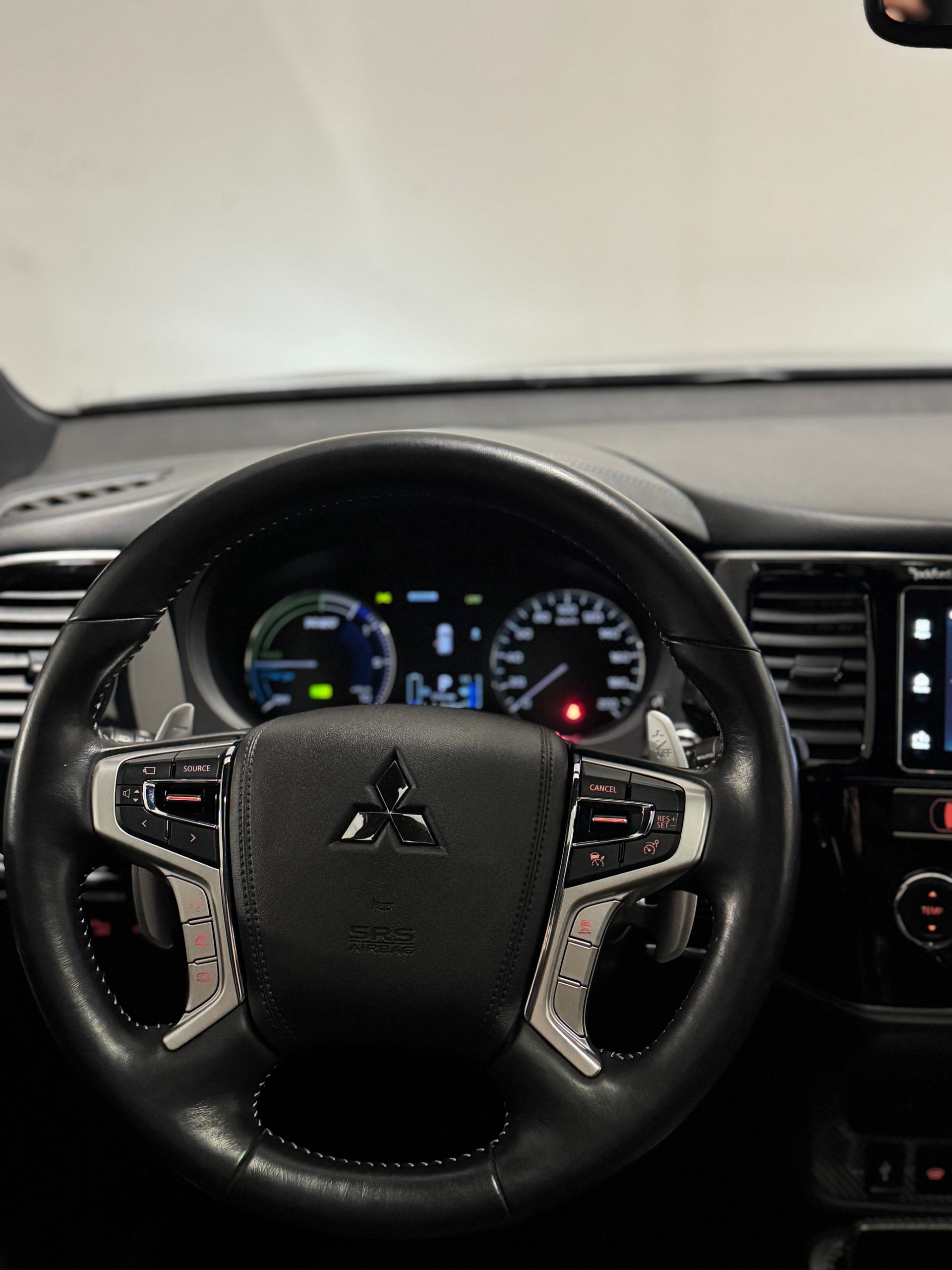 MITSUBISHI Outlander 2.4 PHEV Diamond 4WD Automatic-image-10