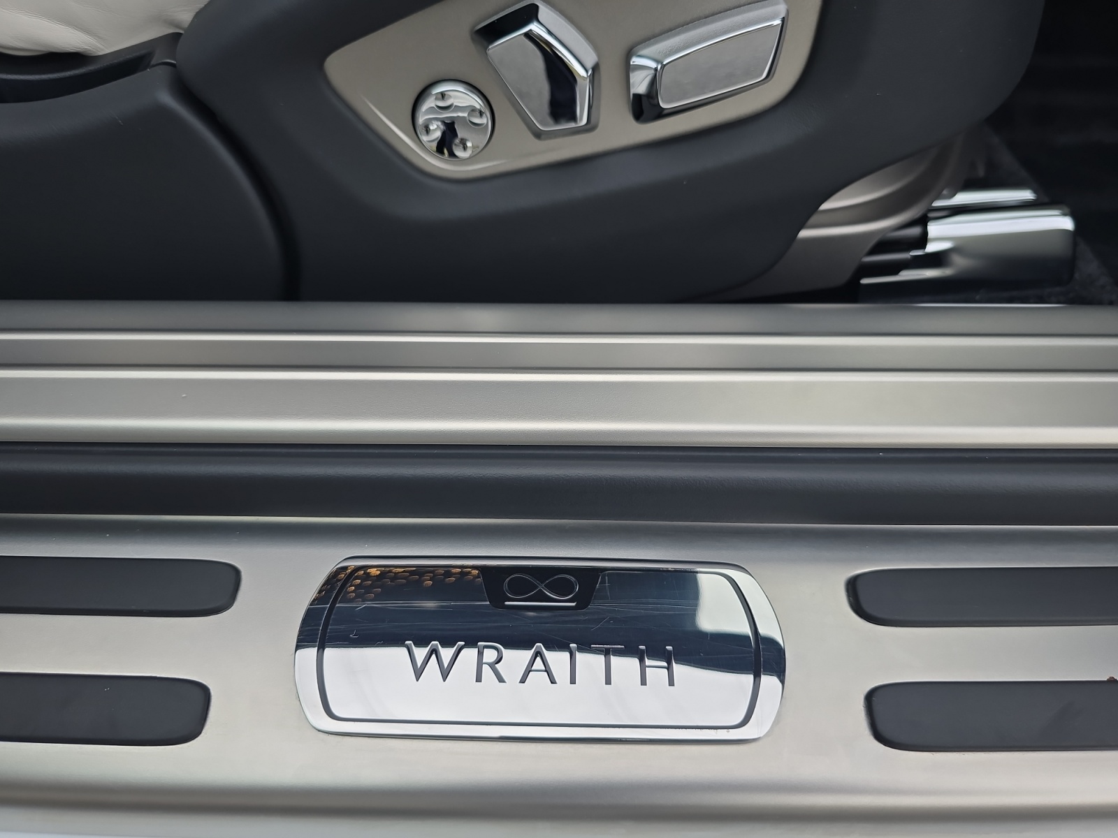 ROLLS-ROYCE Wraith Black Badge - RR Provenance 24 Monaten Garantie und Service-image-12