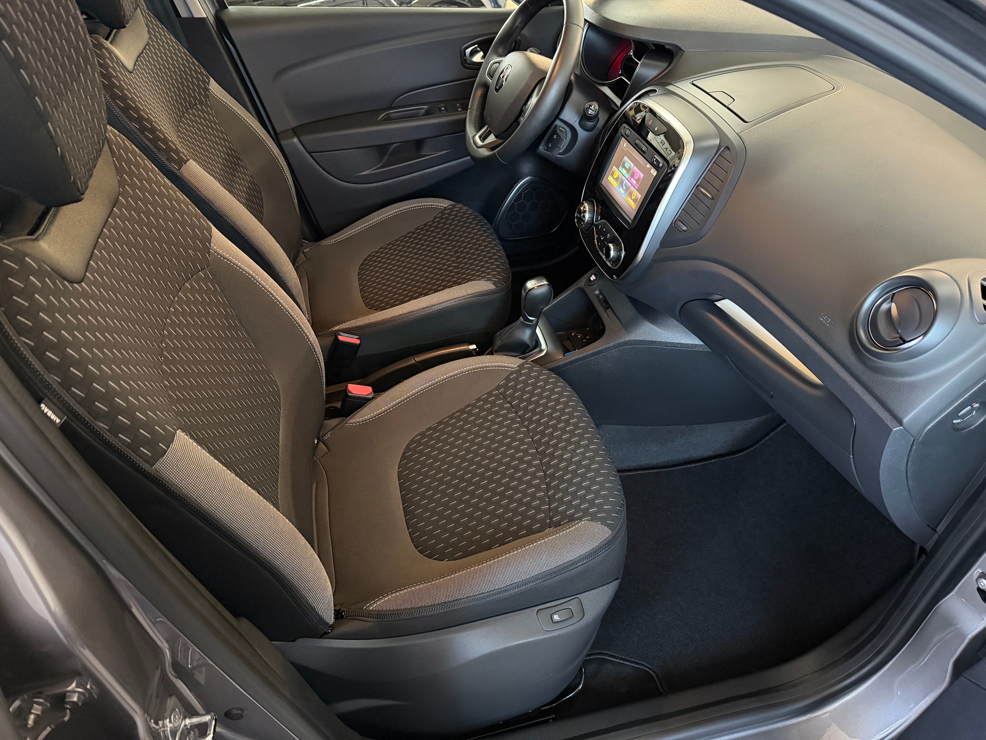 RENAULT Captur 1.2 T 16V Intens EDC-image-12