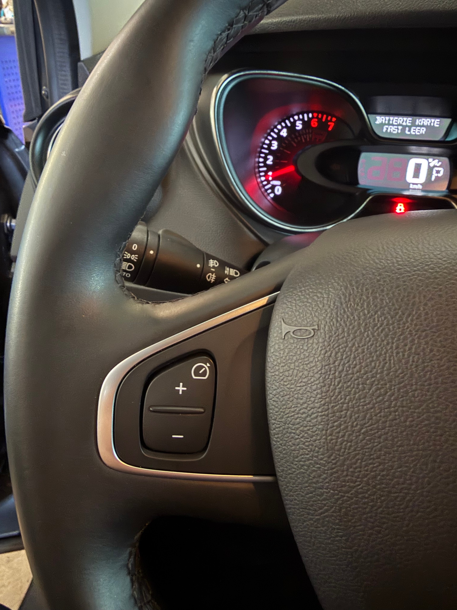 RENAULT Captur 1.2 T 16V Intens EDC-image-15