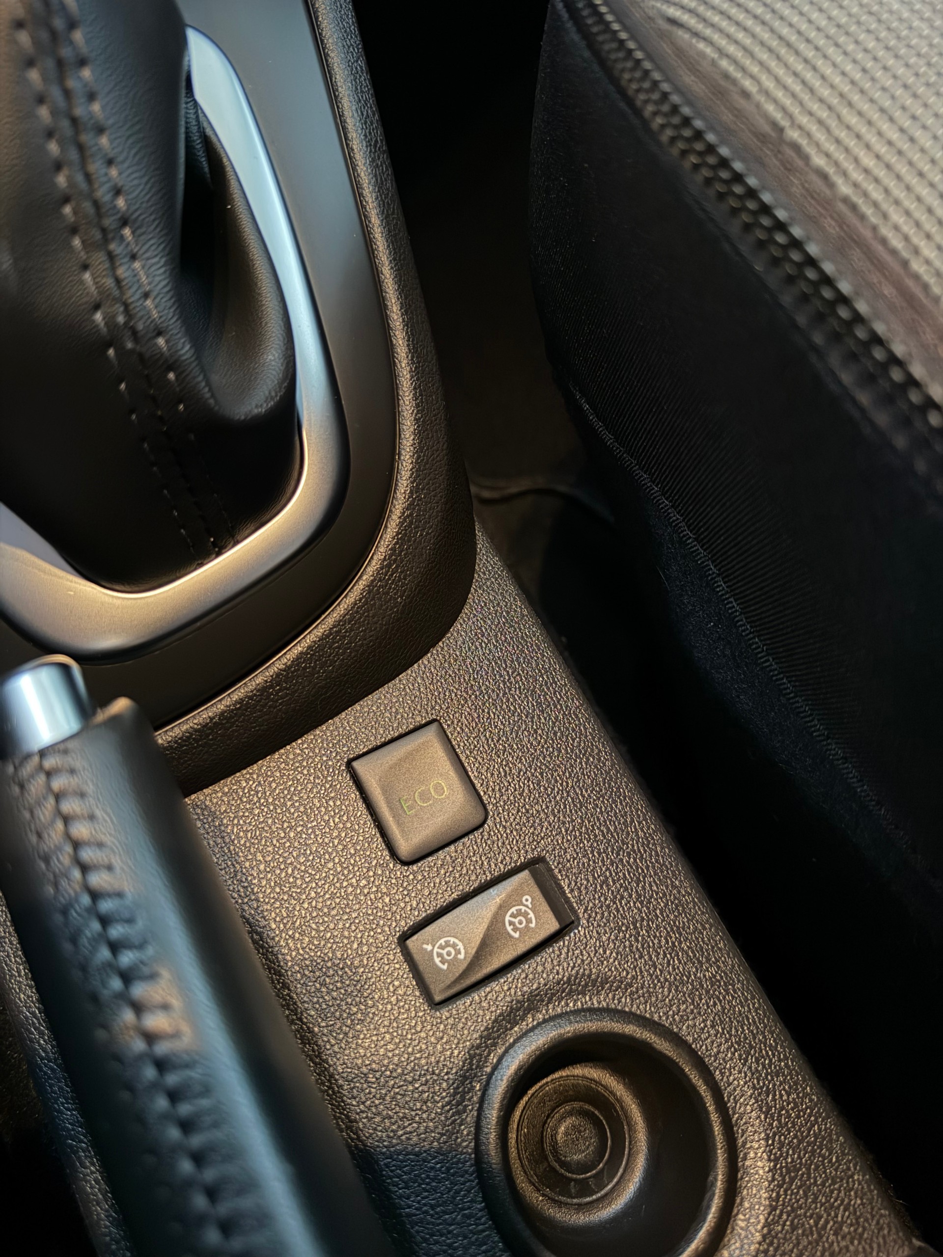 RENAULT Captur 1.2 T 16V Intens EDC-image-16