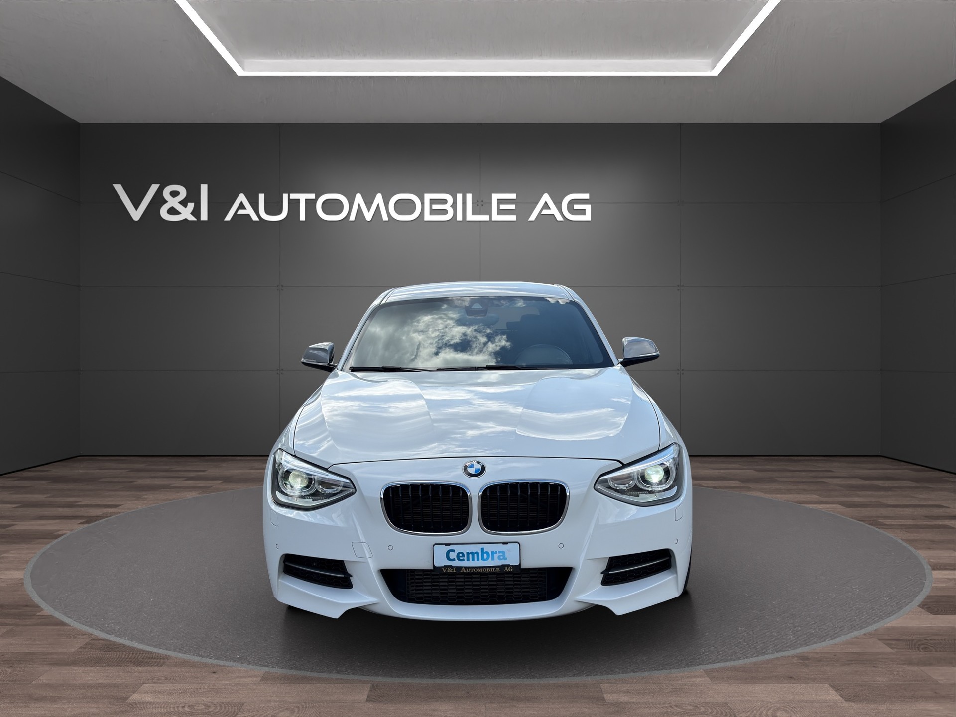 BMW M135i xDrive Steptronic-showroom-element-2