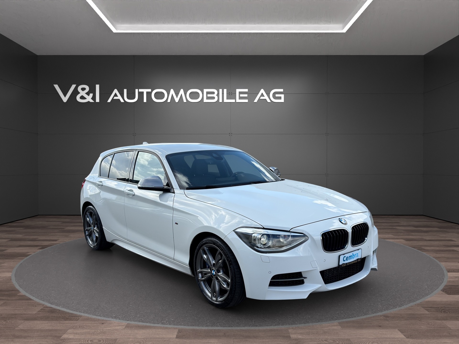 BMW M135i xDrive Steptronic-showroom-element-1