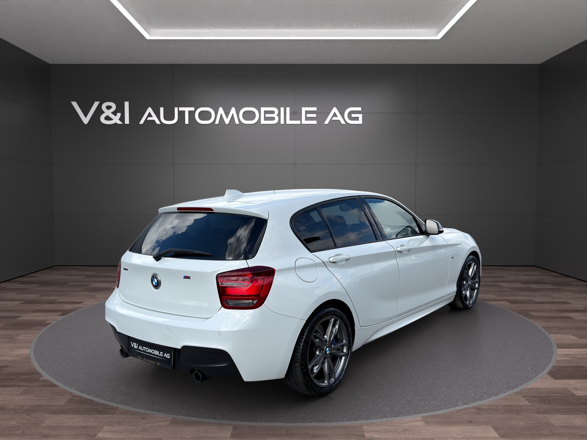 BMW M135i xDrive Steptronic-image-4