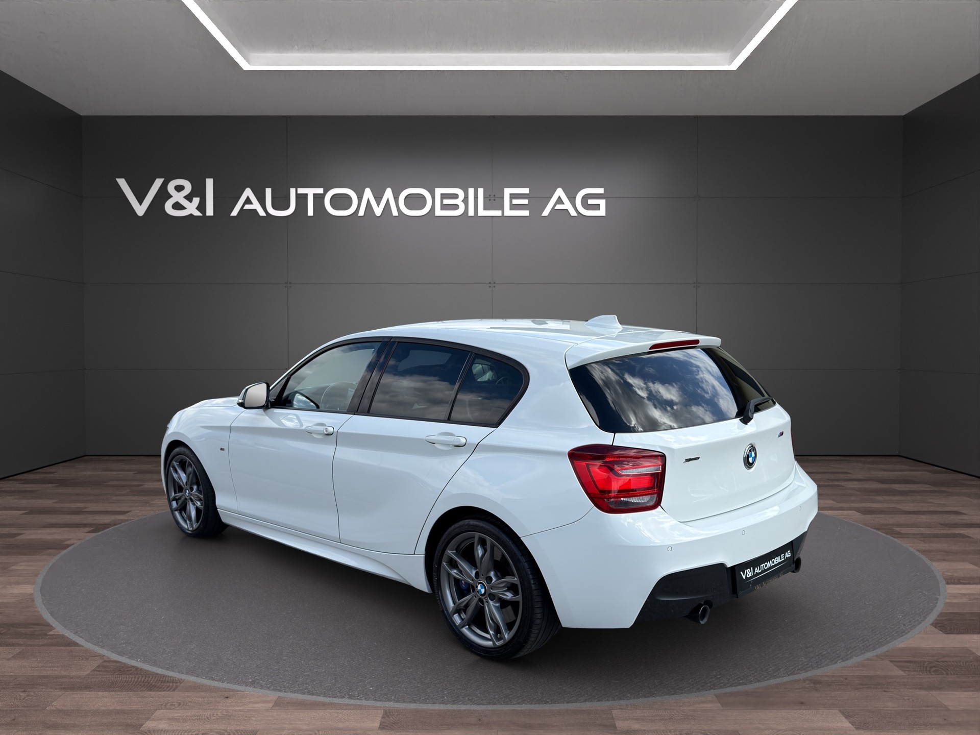 BMW M135i xDrive Steptronic-showroom-element-3