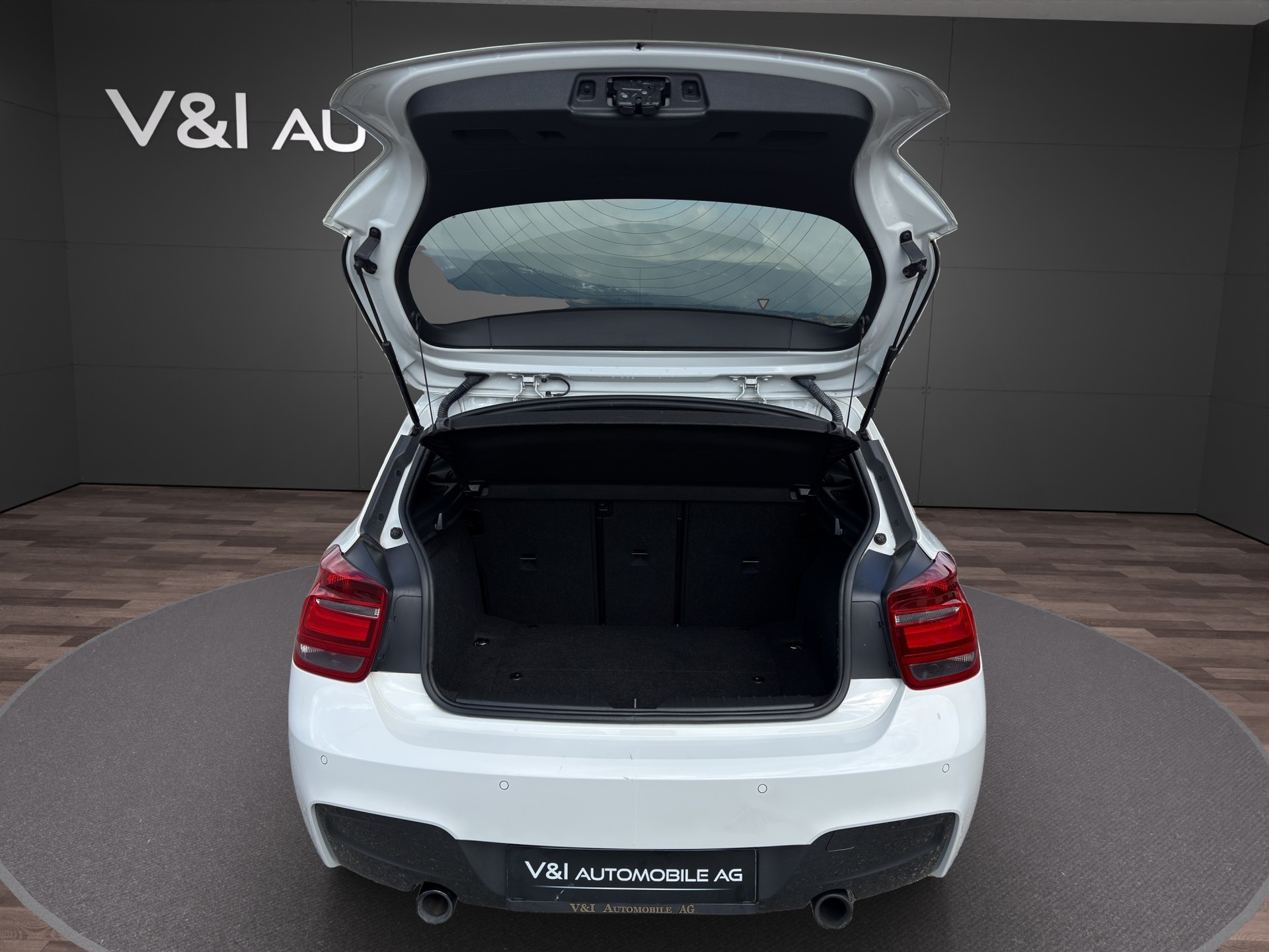 BMW M135i xDrive Steptronic-image-23