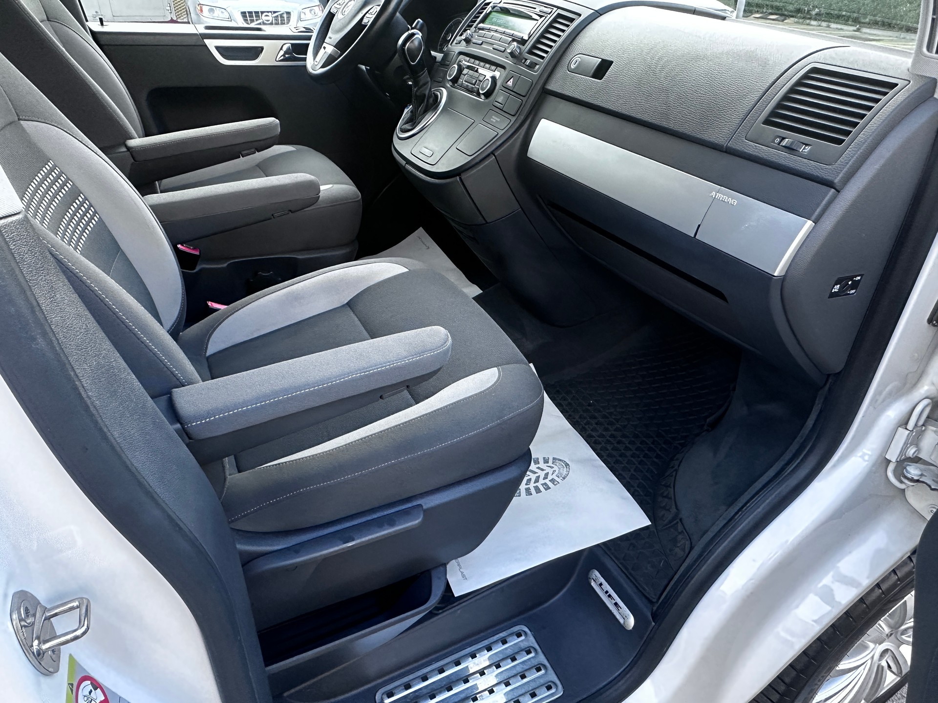 VW T5 Multivan 2.0 TDI CR Family Life DSG-image-16