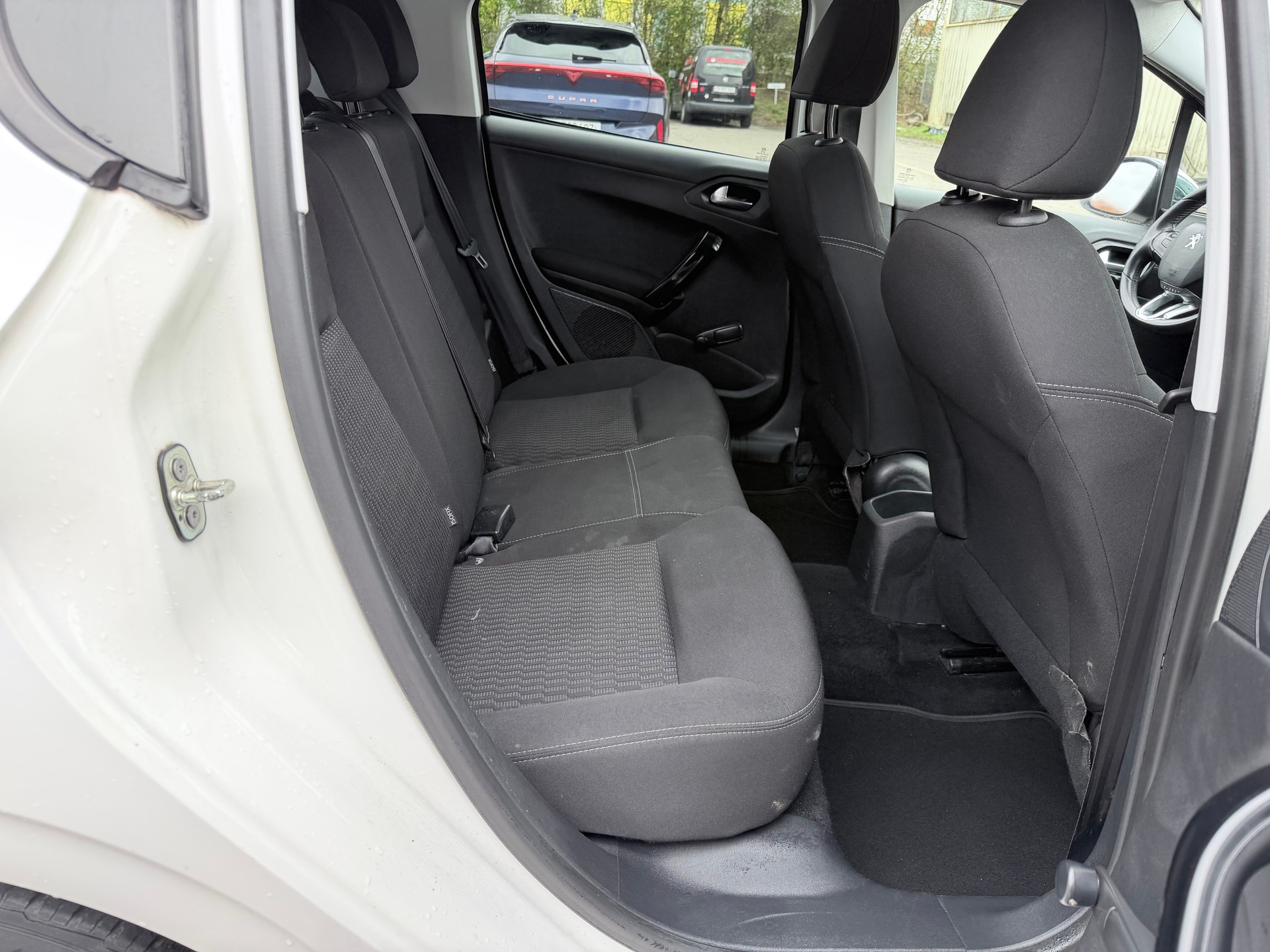 PEUGEOT 208 1.2 VTI Style-image-9