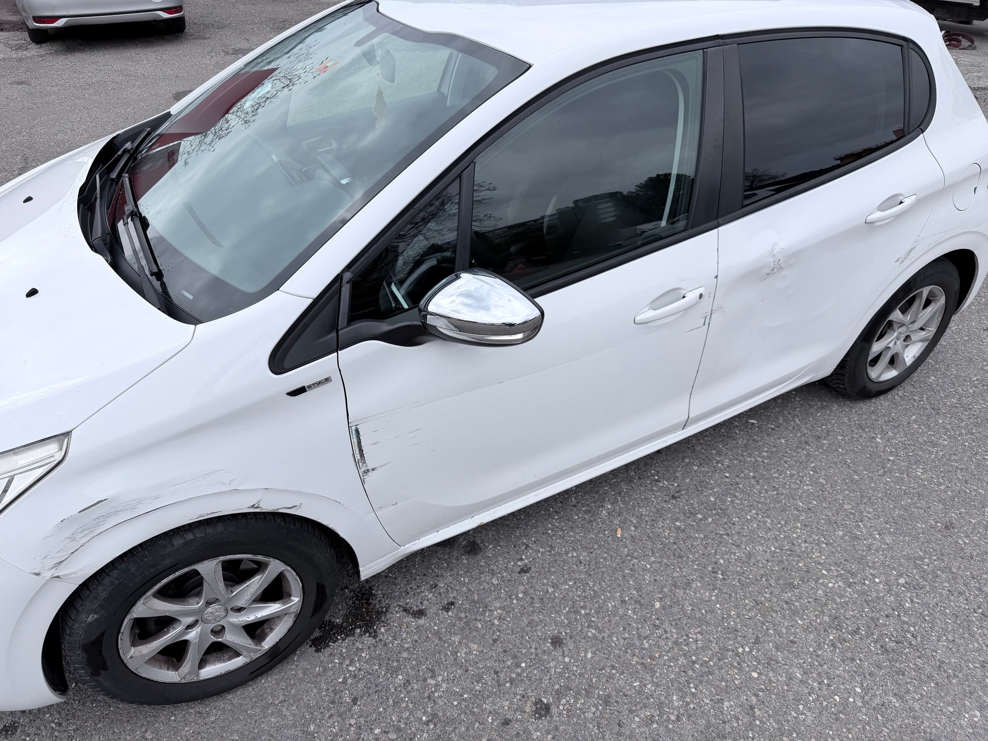PEUGEOT 208 1.2 VTI Style-image-11