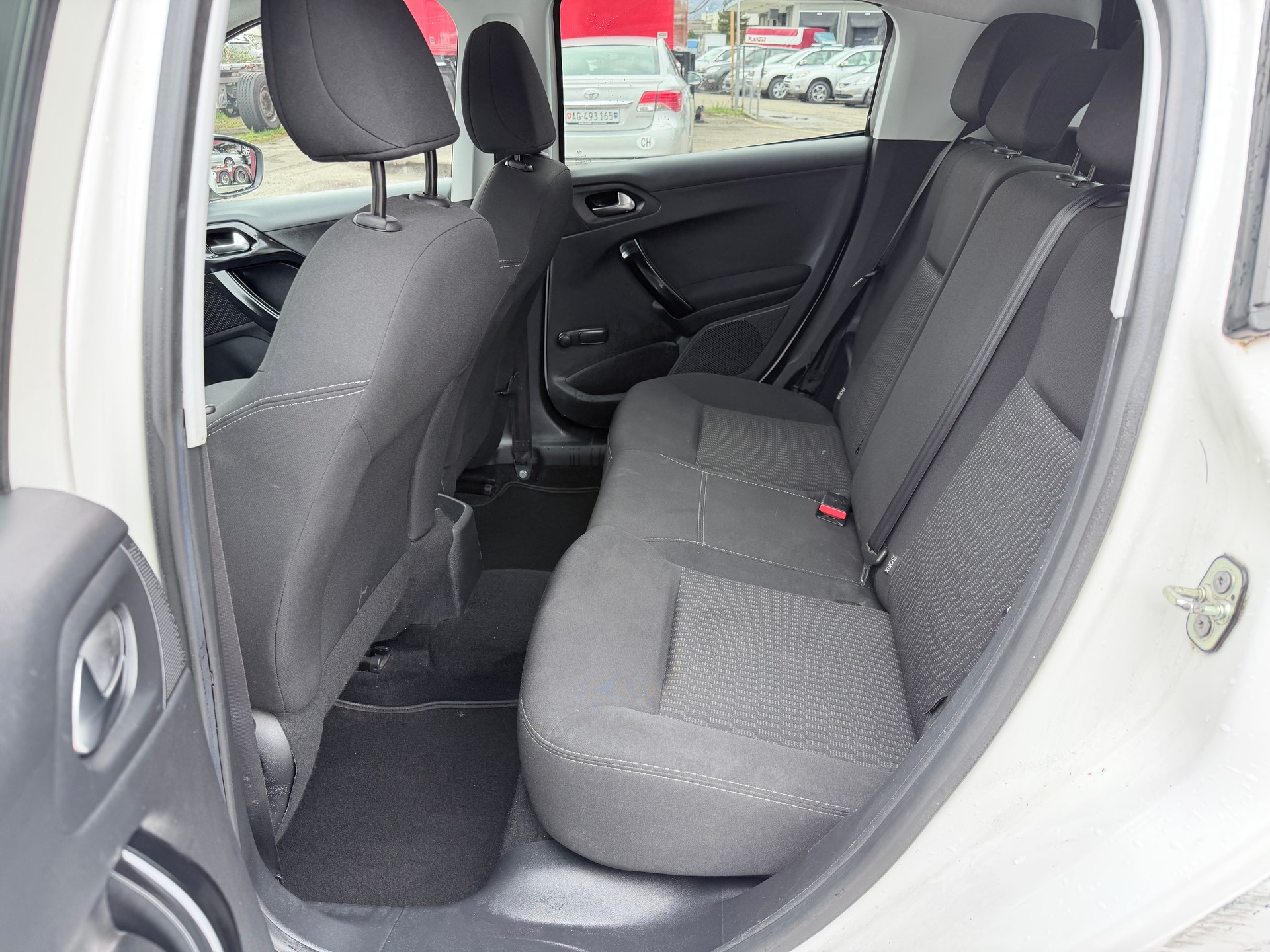 PEUGEOT 208 1.2 VTI Style-image-8