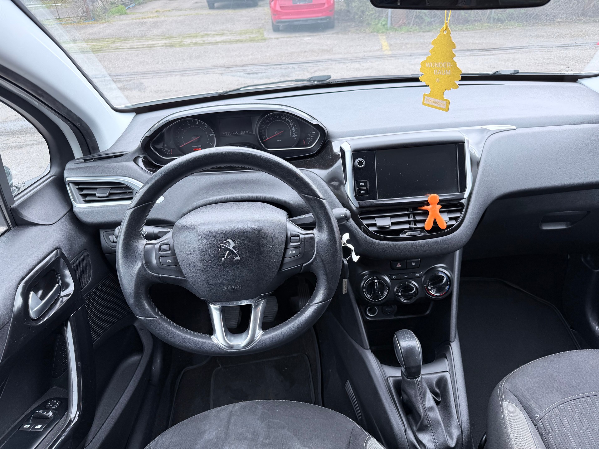 PEUGEOT 208 1.2 VTI Style-image-5