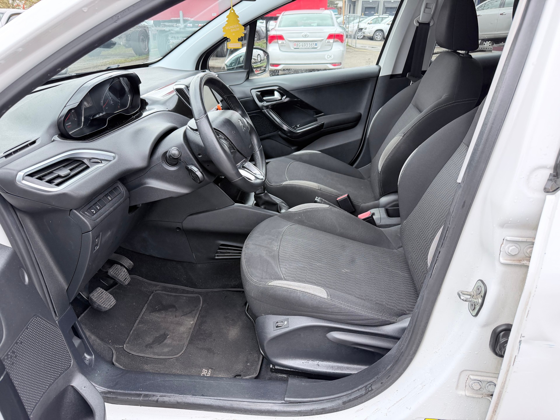 PEUGEOT 208 1.2 VTI Style-image-6
