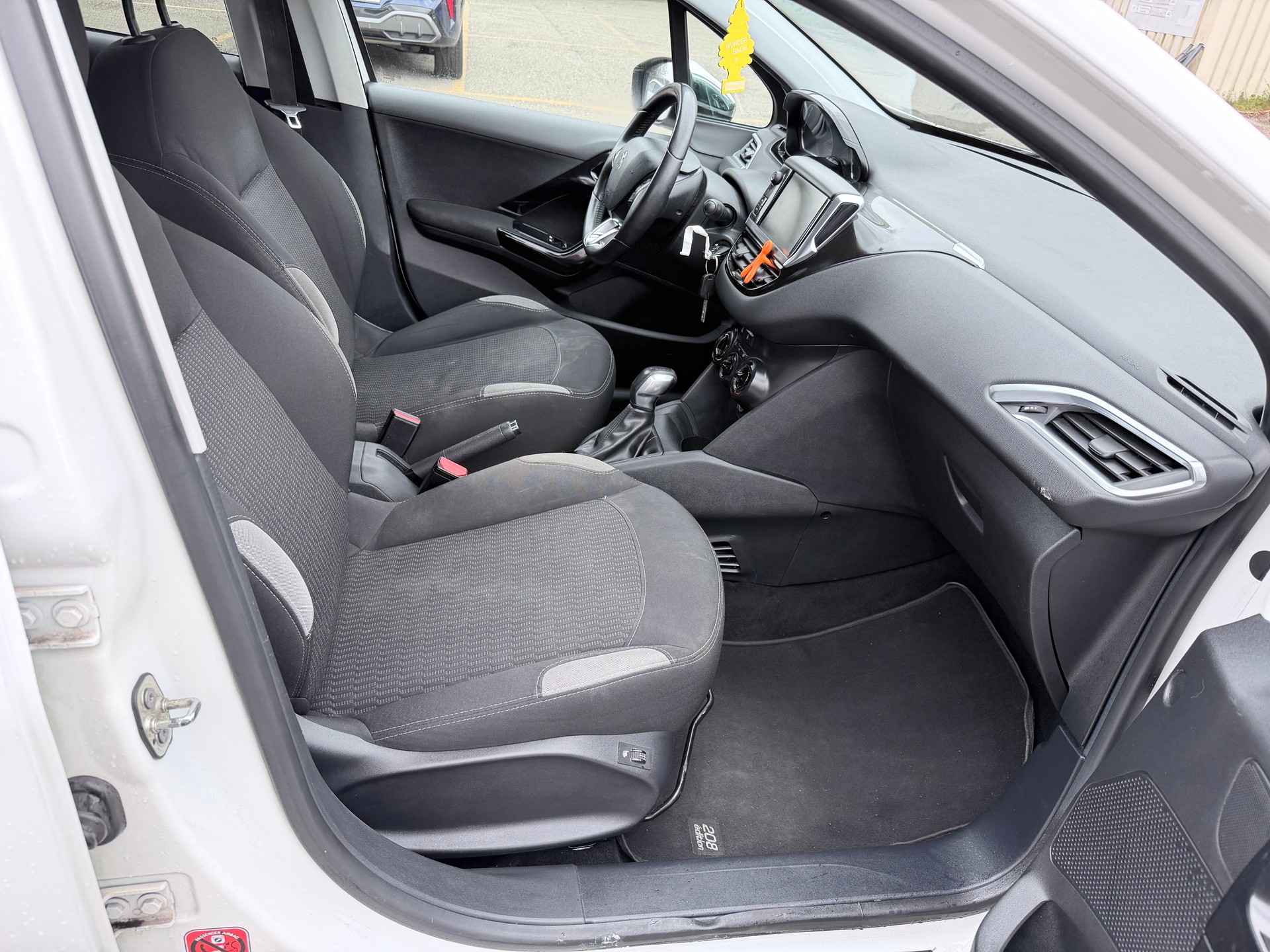 PEUGEOT 208 1.2 VTI Style-image-7
