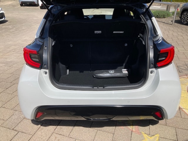 TOYOTA Yaris 1.5 Style e-CVT-image-6