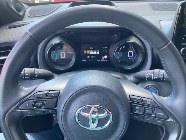 TOYOTA Yaris 1.5 Style e-CVT-image-13
