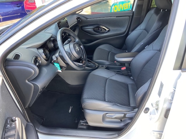 TOYOTA Yaris 1.5 Style e-CVT-image-8