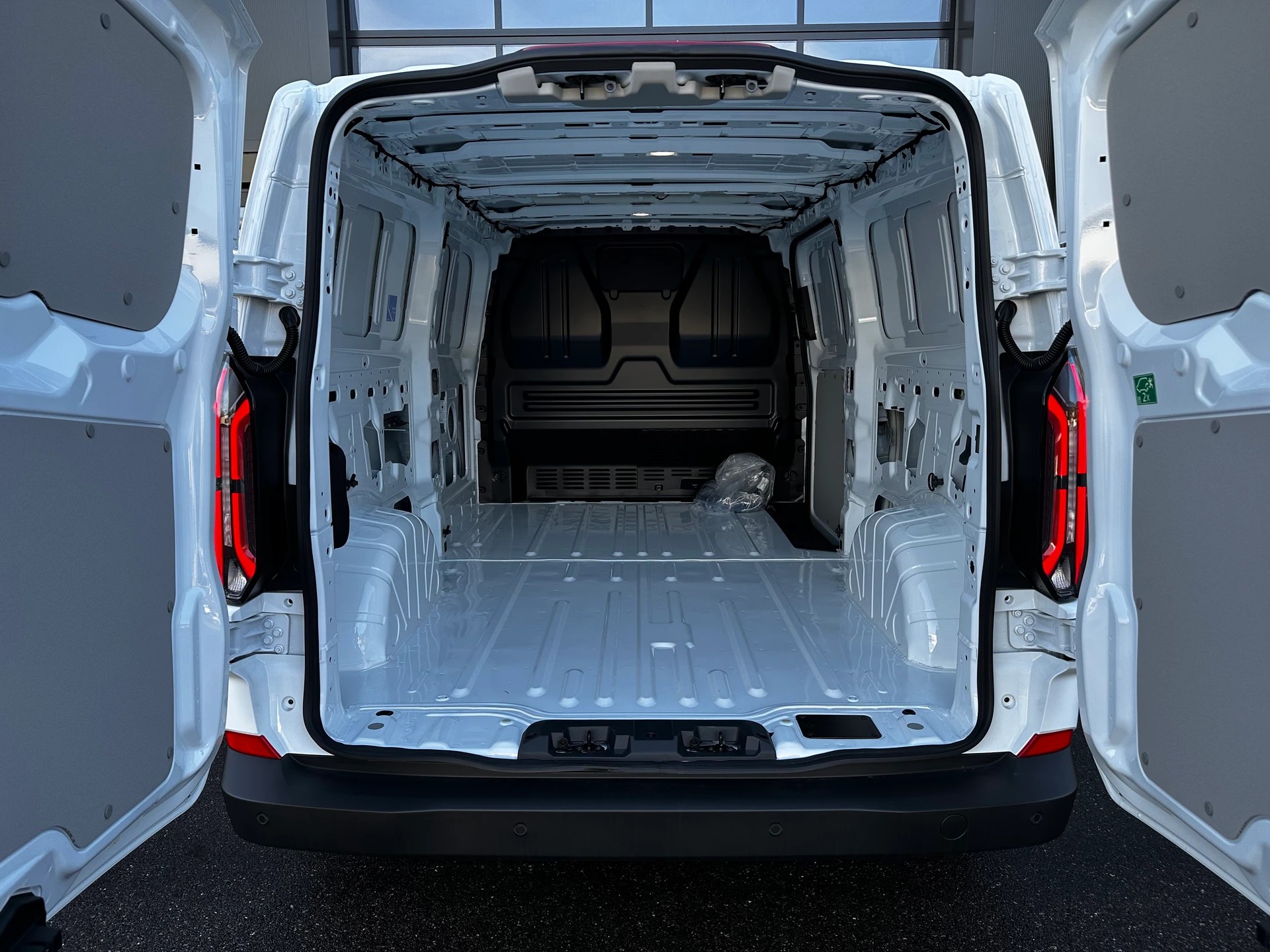 FORD Transit Custom Van 340 L2H1 65kWh Trend-image-5