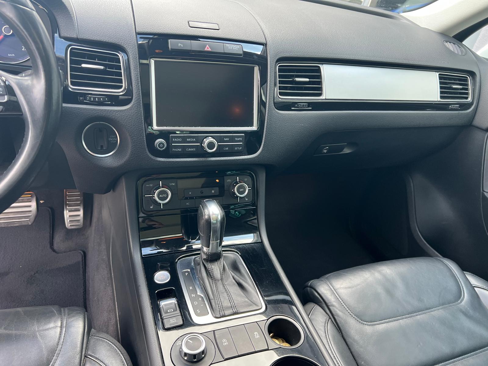 VW Touareg 3.0 TDI BlueMotion R-LINE Technology Tiptronic-image-12