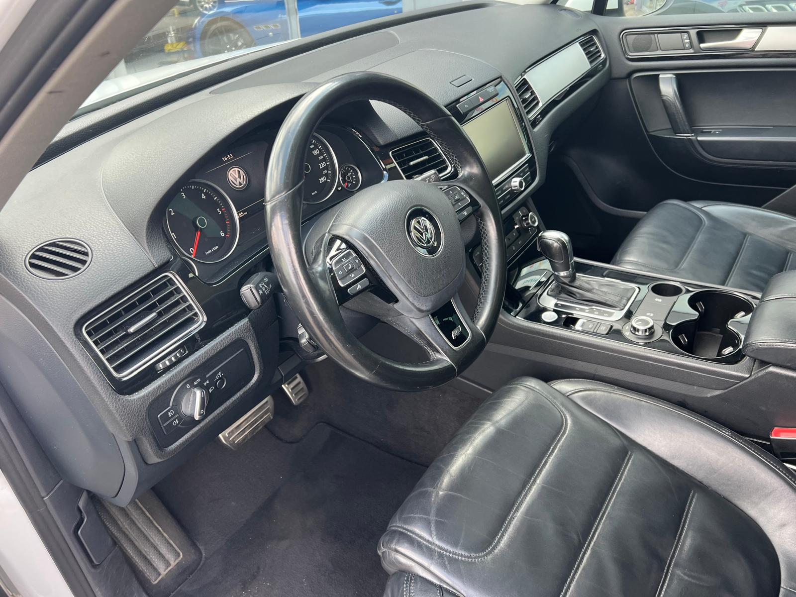 VW Touareg 3.0 TDI BlueMotion R-LINE Technology Tiptronic-image-18