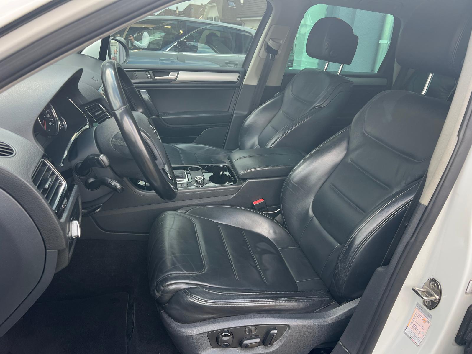 VW Touareg 3.0 TDI BlueMotion R-LINE Technology Tiptronic-image-9