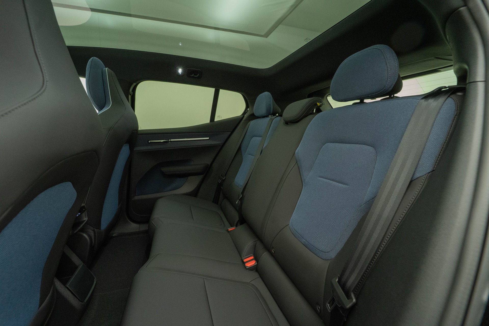 VOLVO EX30 E60 Twin Ultra Performance Sw. Black Ed. AWD-image-8