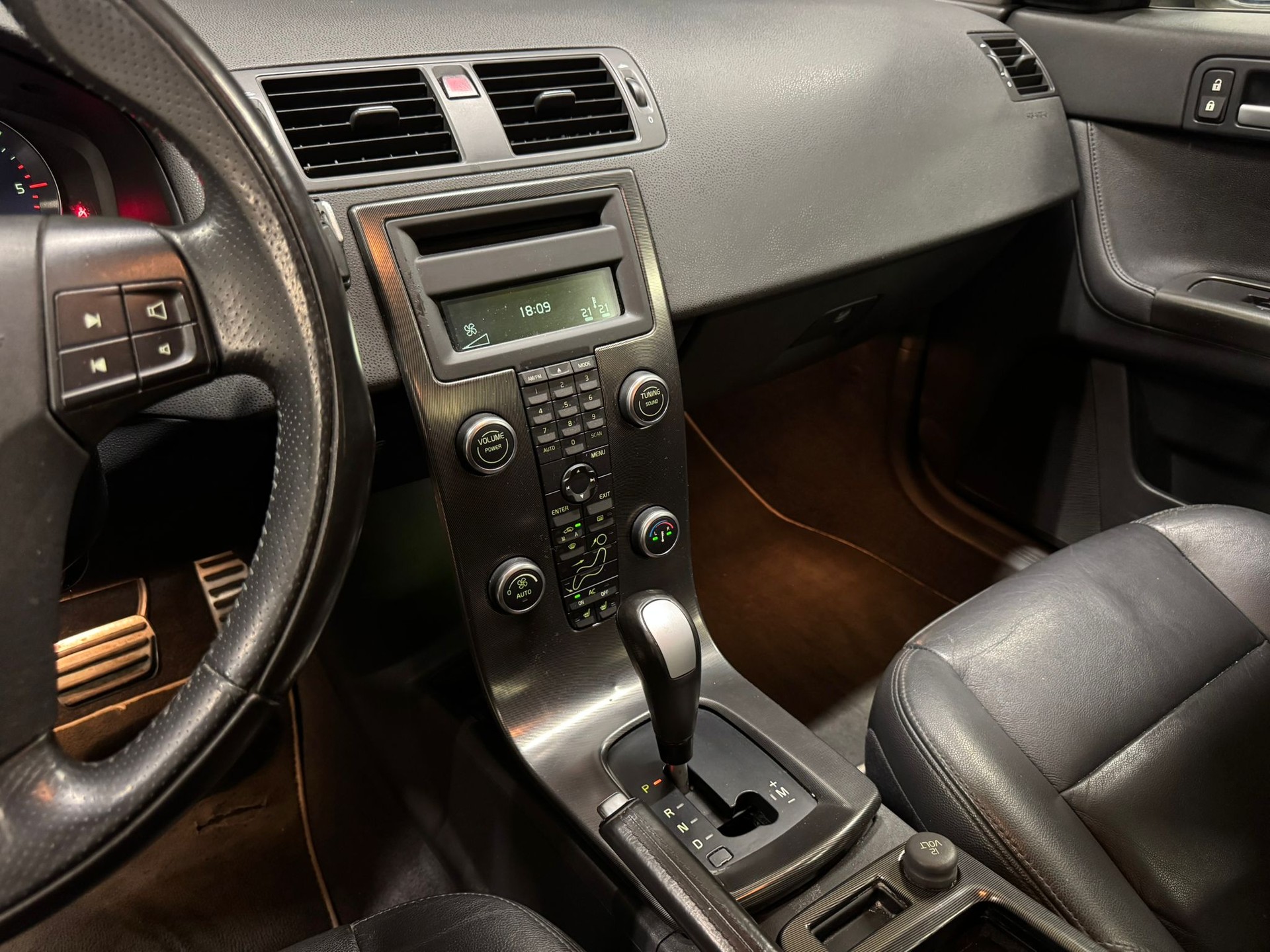 VOLVO S40 D5 Momentum Geartronic-image-8