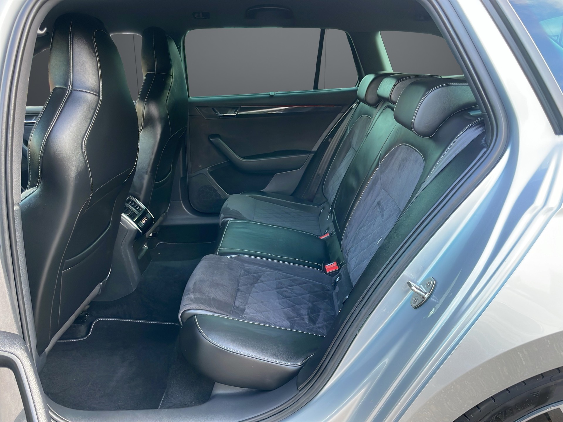SKODA Superb Combi 2.0 TDi SportLine Ambition 4x4 DSG-image-7