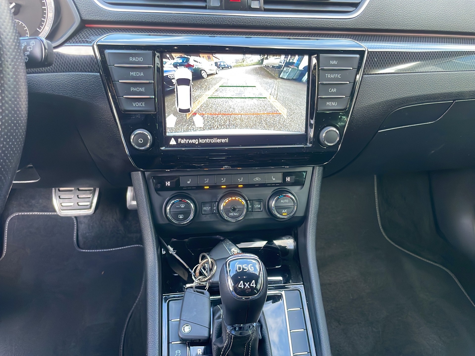 SKODA Superb Combi 2.0 TDi SportLine Ambition 4x4 DSG-image-9
