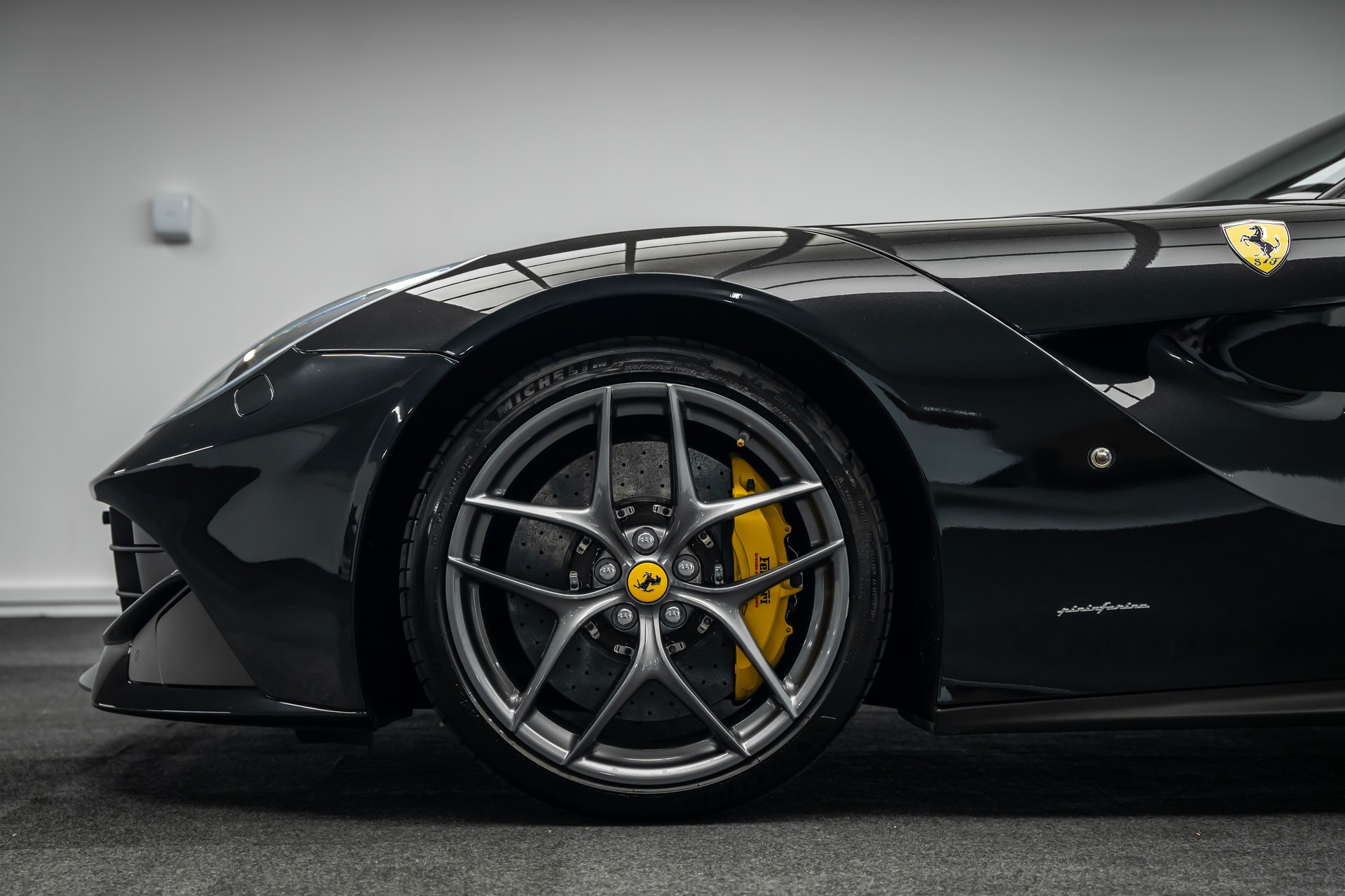 FERRARI * F12 * FULL CARBON INNEN * FRISCH AB FERRARI SERVICE * LEASING AB 1333.- *-showroom-element-1