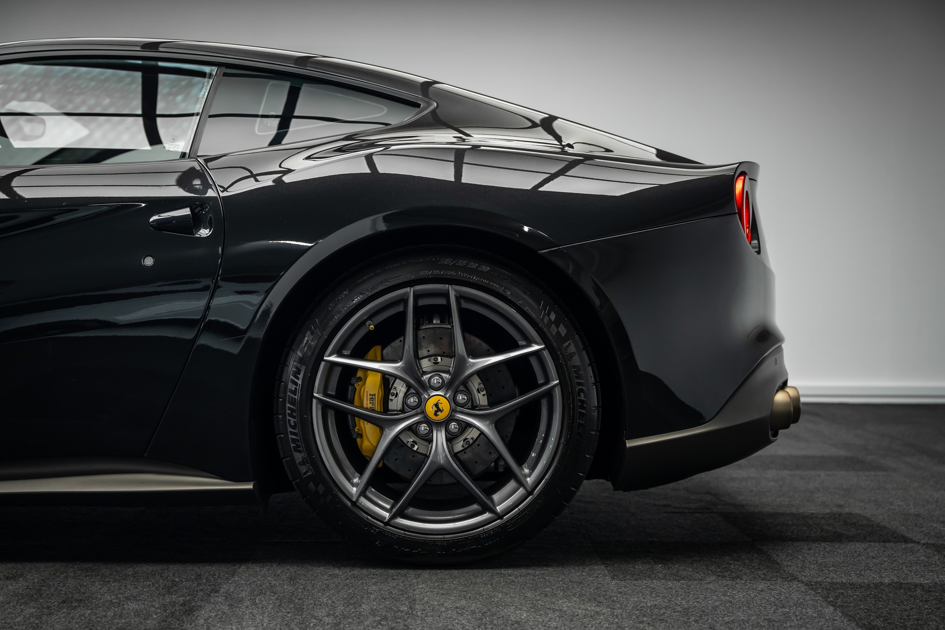 FERRARI * F12 * FULL CARBON INNEN * FRISCH AB FERRARI SERVICE * LEASING AB 1333.- *-showroom-element-2