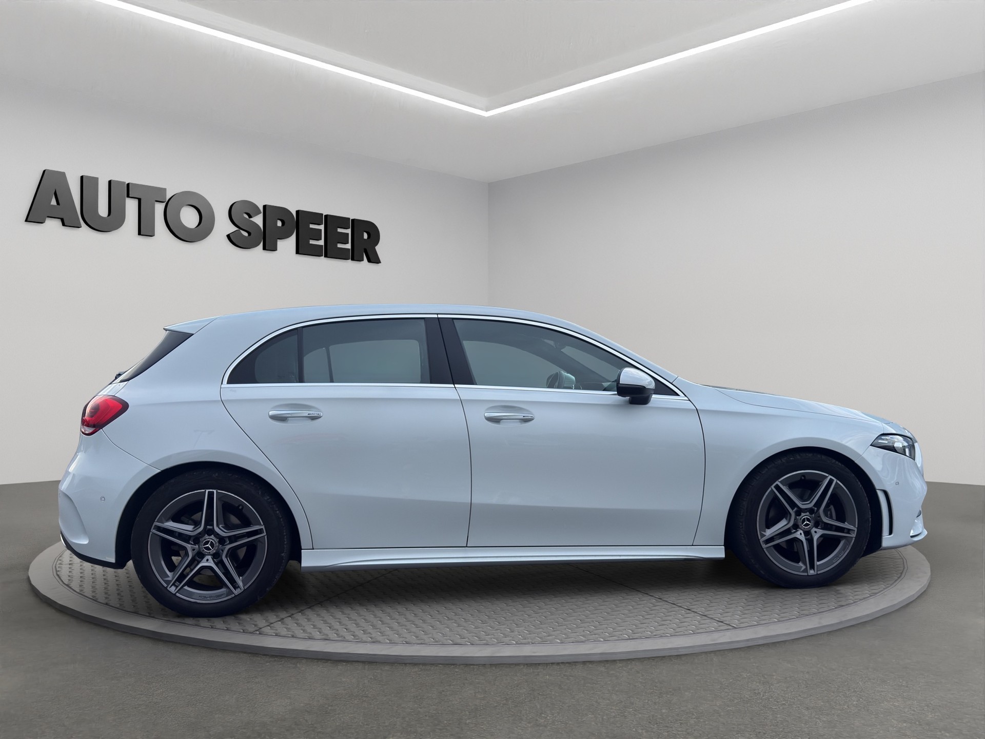 MERCEDES-BENZ A 200 AMG Line-showroom-element-2