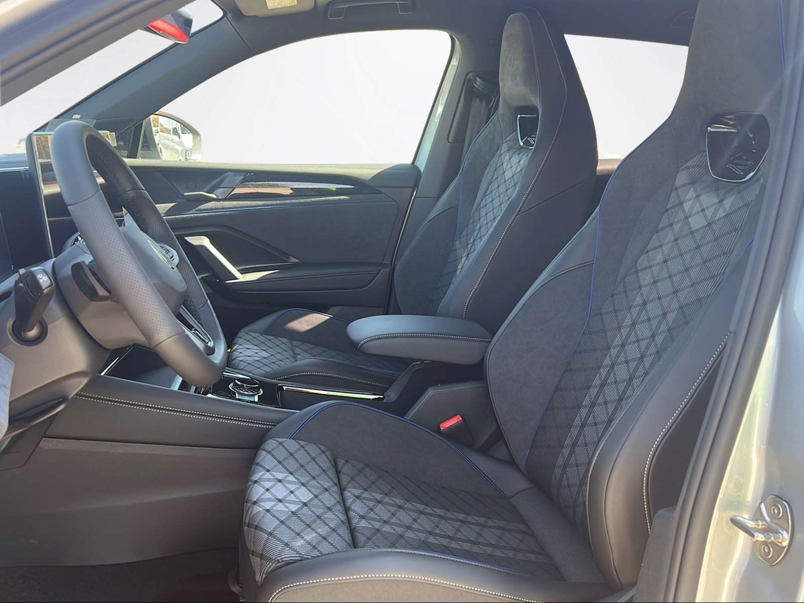 VW Tiguan R-Line UNITED 2.0TSI 204CH 4Motion-image-8