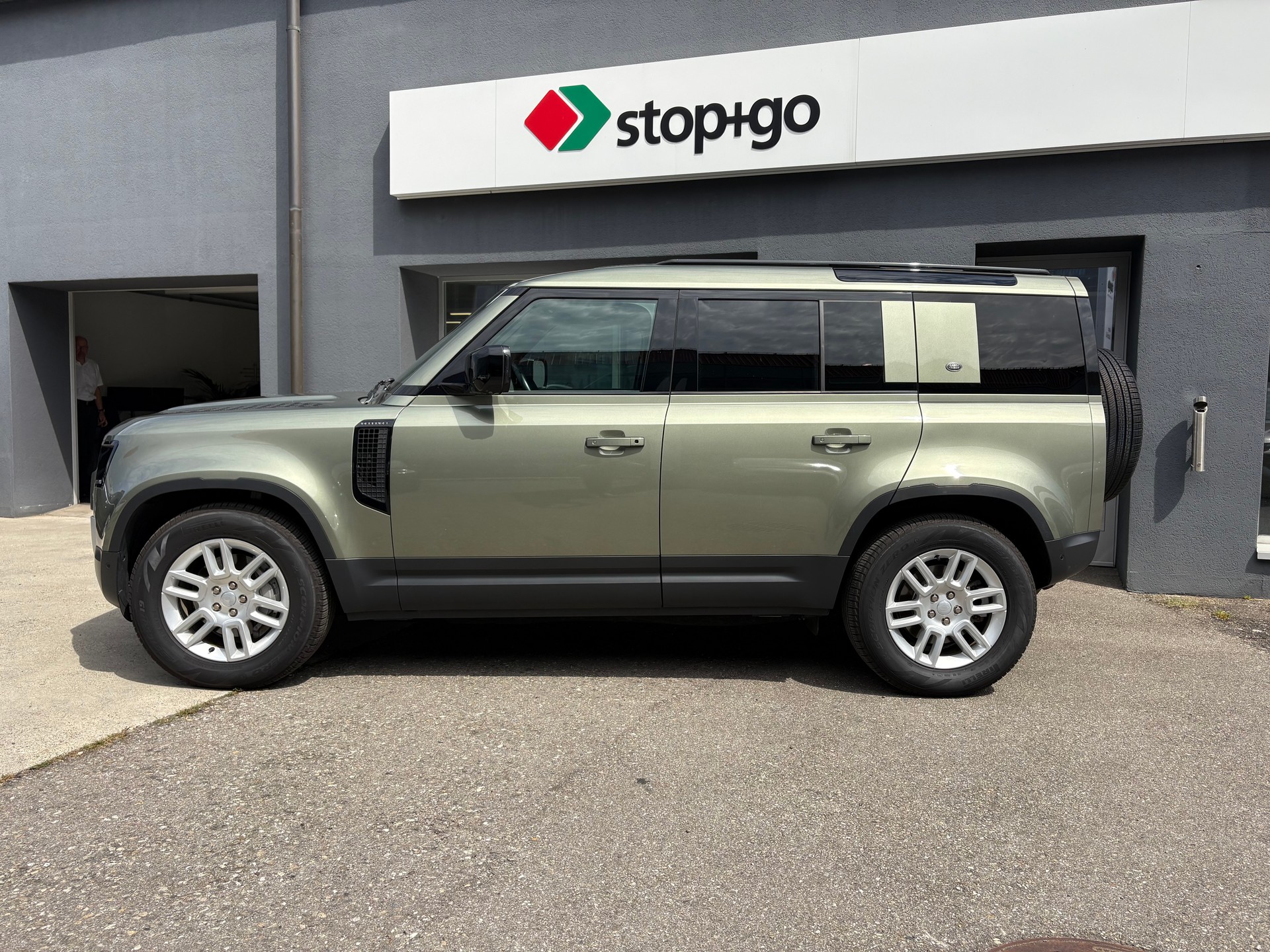 LAND ROVER Defender 110 3.0 D I6 300 S AWD AT8-image-1