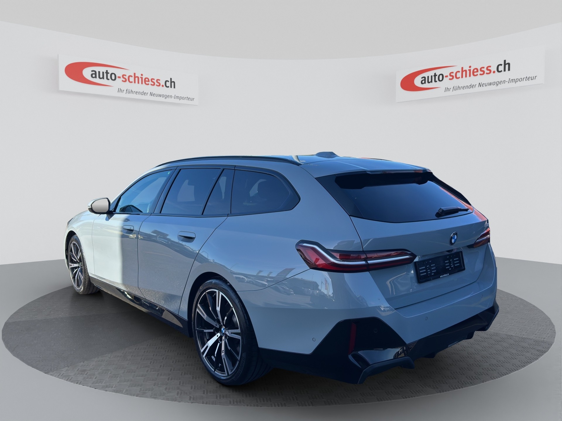 BMW 520i sDrive 48V Touring M Sport Steptronic-showroom-element-3