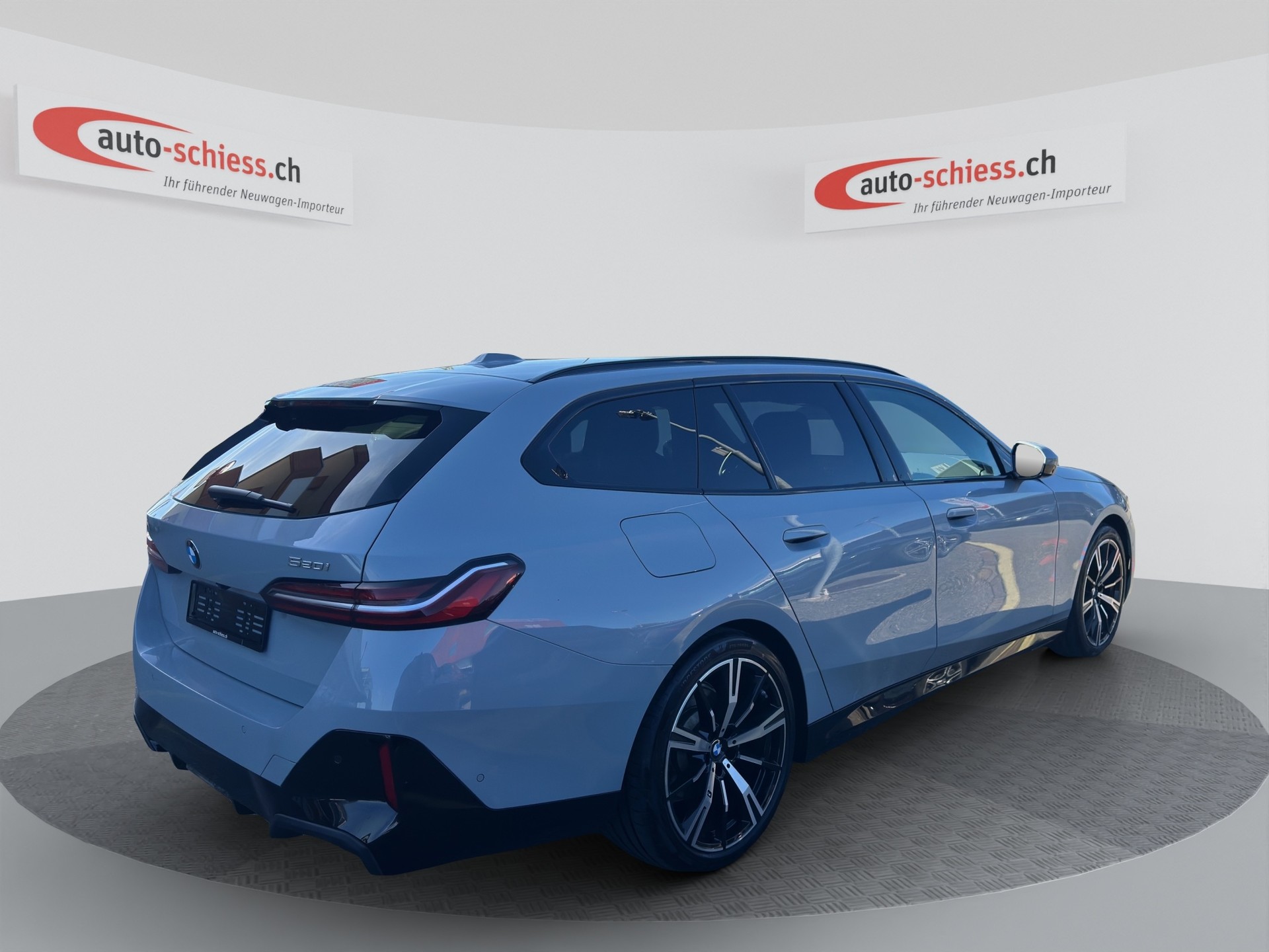 BMW 520i sDrive 48V Touring M Sport Steptronic-showroom-element-1