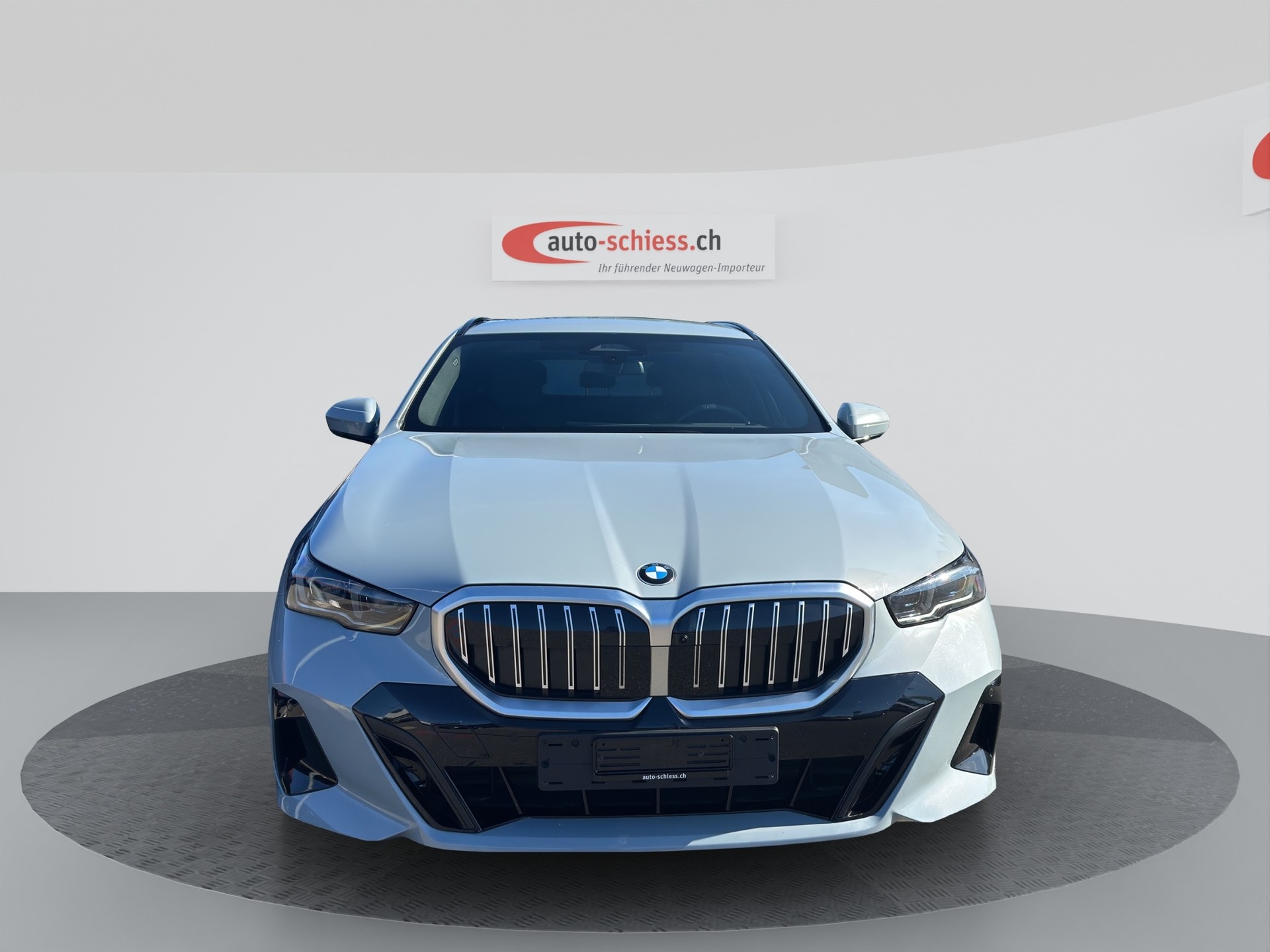 BMW 520i sDrive 48V Touring M Sport Steptronic-showroom-element-2