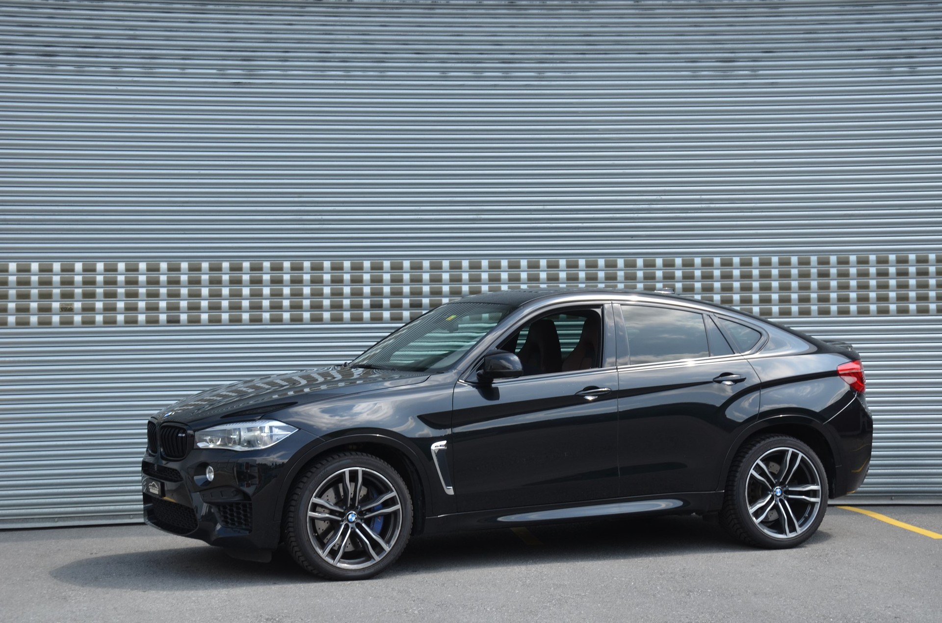 BMW X6M Steptronic-showroom-element-1
