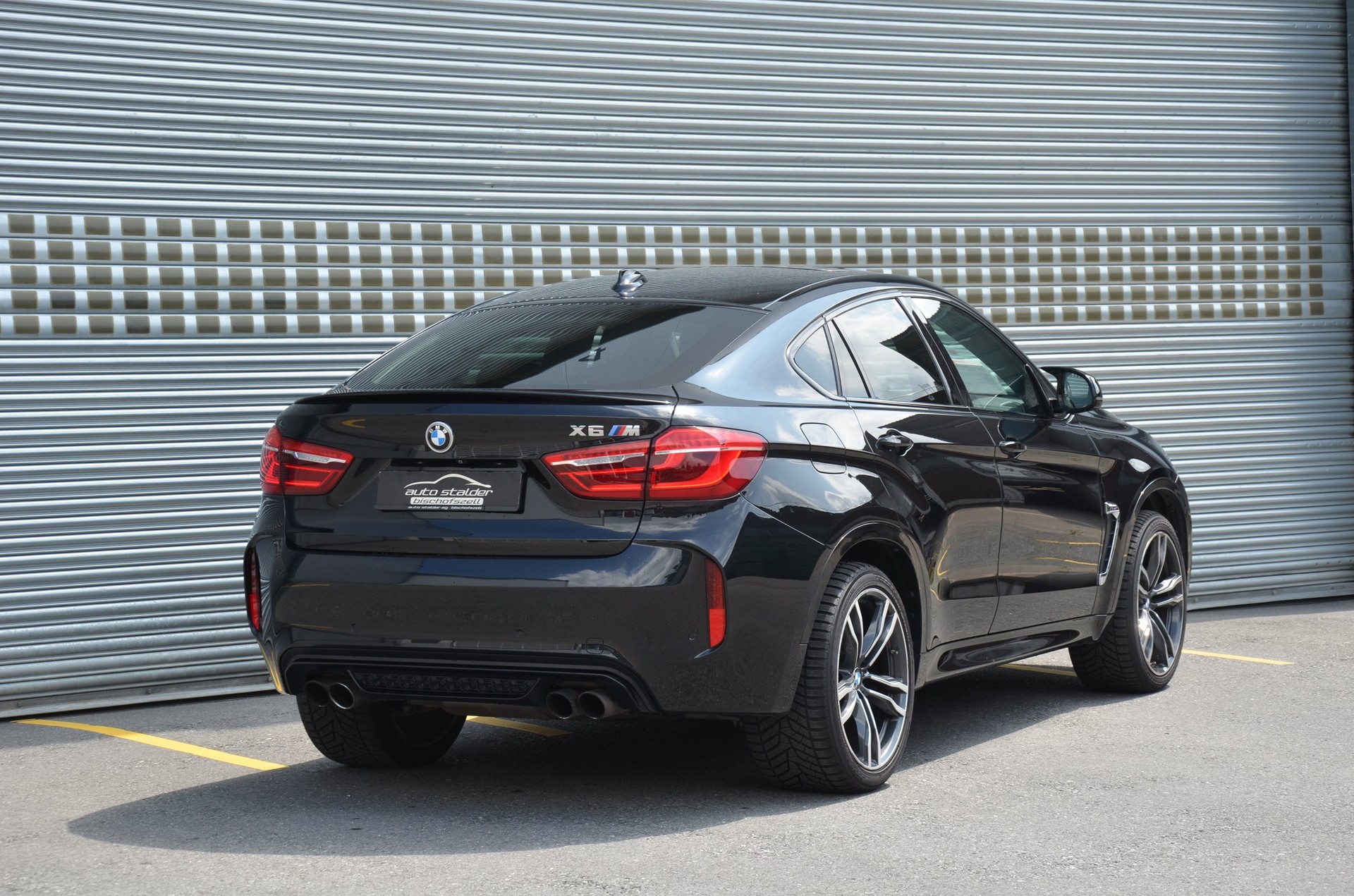 BMW X6M Steptronic-showroom-element-2
