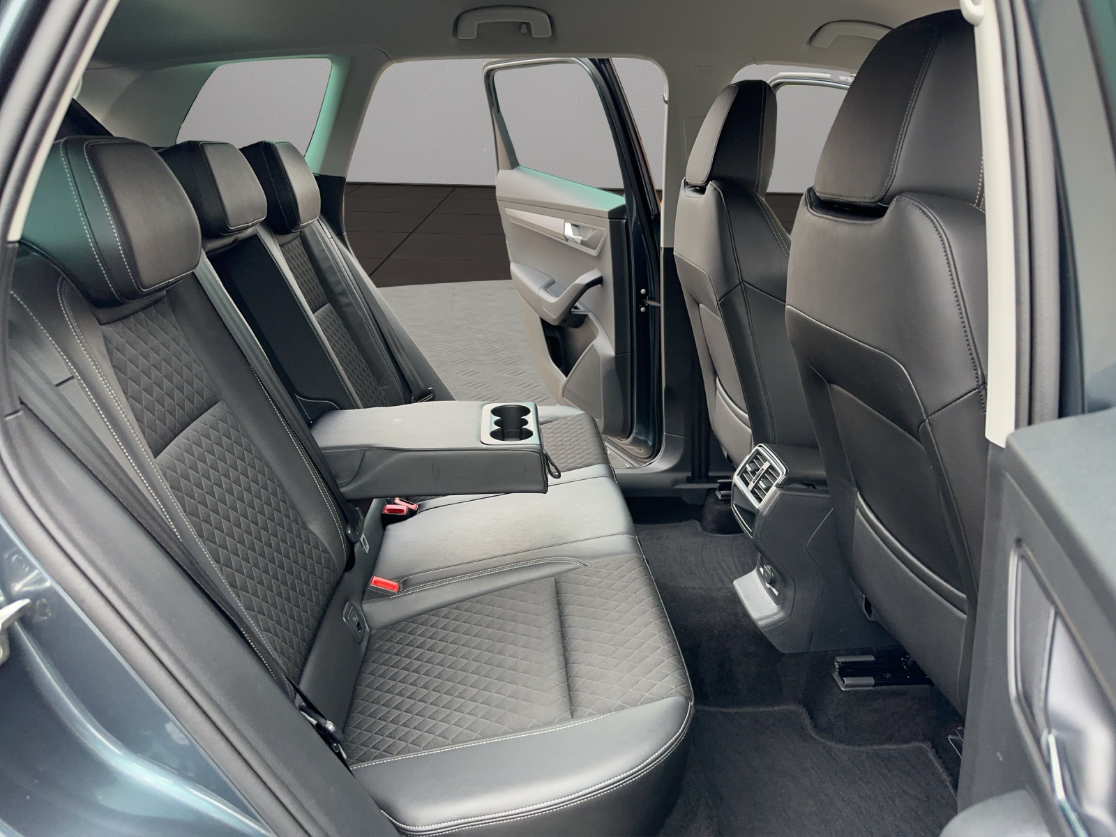 SKODA Karoq 1.5 TSI ACT Ambition DSG-image-17