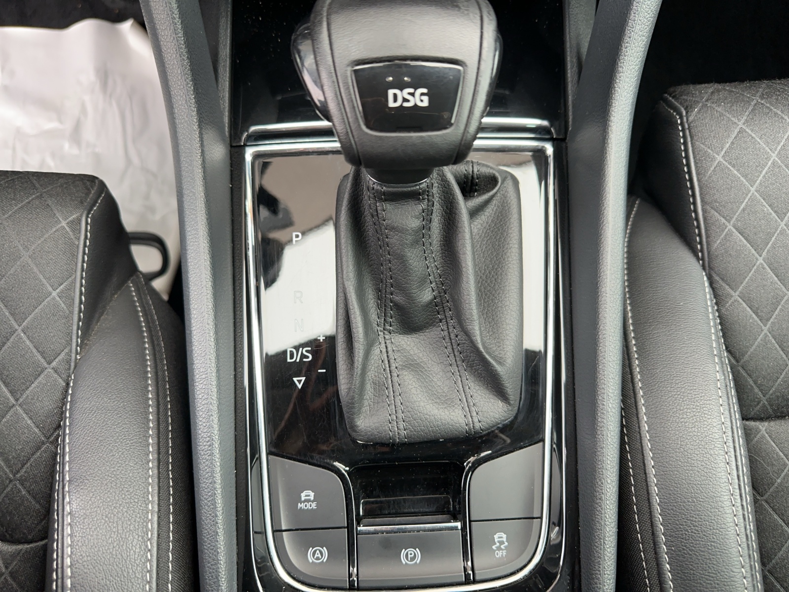 SKODA Karoq 1.5 TSI ACT Ambition DSG-image-15