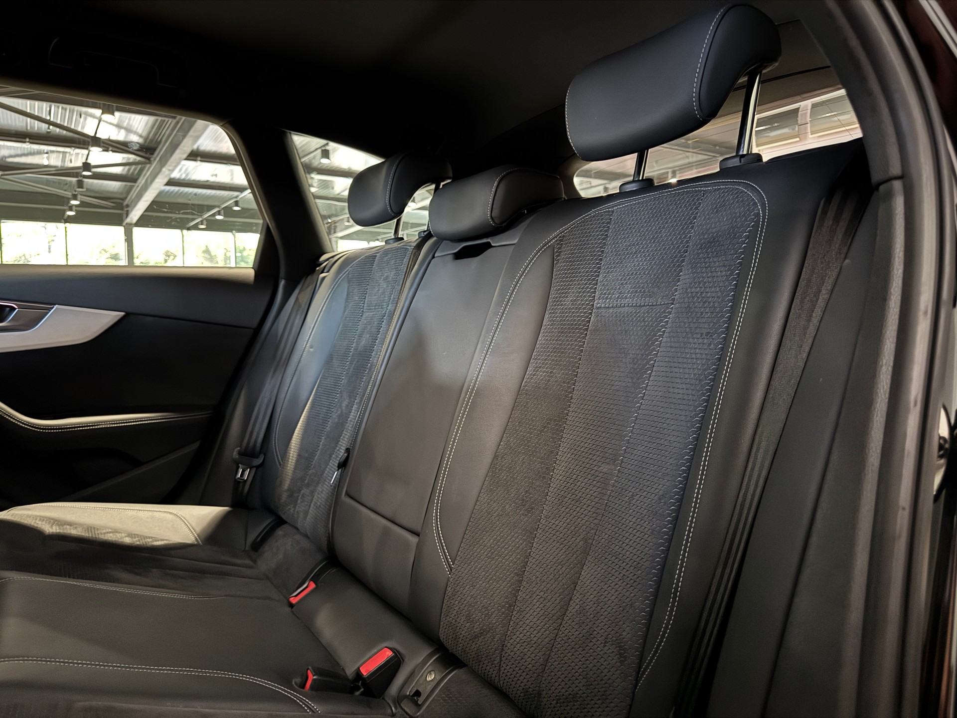 AUDI A4 Avant 40 TDI S line Attraction quattro S-tronic-image-16